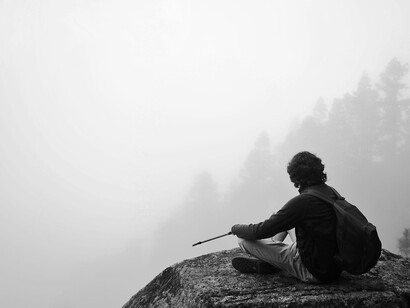 Meditar, escuchar apenas el murmullo del viento, sentarse en el camino: pequeños momentos que nos devuelven al centro de nuestro ser