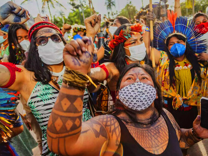 Alessandra Korap, líder Munduruku, em protesto junto ao povo Yanomami contra o garimpo ilegal de minério de ferro na Amazônia
