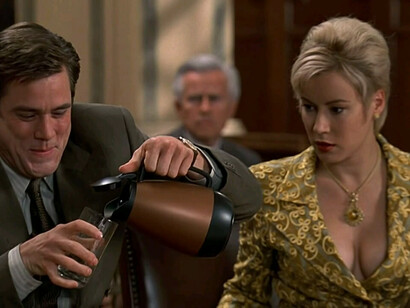 En «Mentiroso compulsivo», Jim Carrey da vida a un abogado sin escrúpulos al que las cosas se le tuercen cuando, por un hechizo, no puede mentir