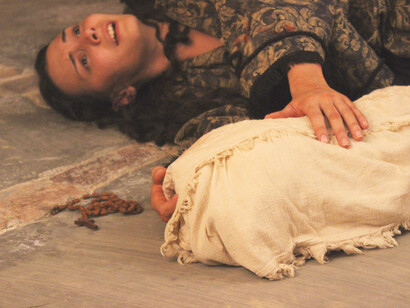 Silvia De Abreu interpreta a Luisa Cáceres de Arismendi, en el soliloquio 'Vientre de tierra seca', parte del proyecto 'Matria' dirigido por José Tomás Angola 