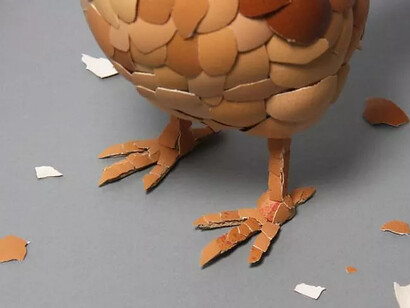 Artista reconhecido internacionalmente, Kyle Bean já trabalhou com marcas como Vogue, Gucci, Louis Vuitton e BMW. Escultura de frango feita com casca de ovo por Kyle Bean