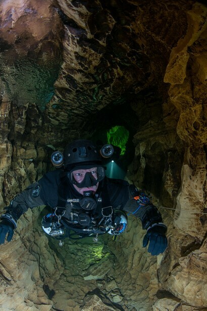 Andy Torbet all'interno della grotta di Font del Truffe in Francia, foto Rich Stevenson

