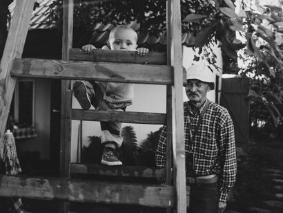 Alina Gabrel. Abuelo y nieto jugando en el jardin