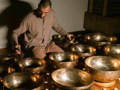 Também na poesia lírica não há temporalidade, não há um antes nem um depois, pois não se conta uma história como nas formas narrativas, daí seu caráter estático