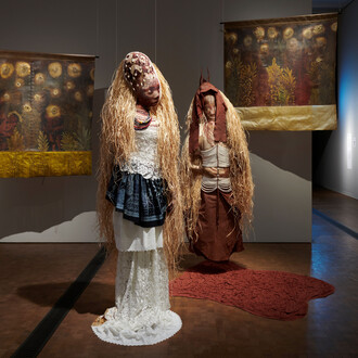 Verschiedene künstler, Fast ein paradies – Kolonialzeitliche fotografie in der gegenwartskunst, ausstellungsansicht. Mit freundlicher genehmigung des Museums Rietberg