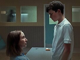 Cena da série Adolescência. O acesso instantâneo às informações, sejam estas fatos ou não, as comparações entre realidades sociais tão distintas que têm dificultado a valorização positiva sobre as nossas vidas, cujos estudos têm associado ao maior número de casos de ansiedade e depressão, principalmente em meninas e mulheres
