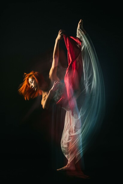 Artista danza. L'artista diventa il canale attraverso il quale le idee, le emozioni e le esperienze si materializzano in una forma tangibile