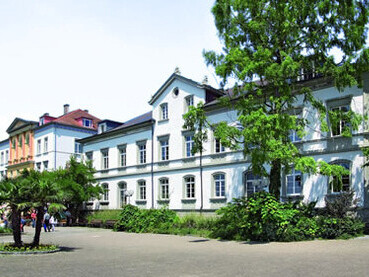 Los métodos de gestión de la mano de obra desarrollados por Höhn hicieron la fortuna de los empresarios yanquis y europeos, y la suya propia.  Escuela de Negocios, Bad Harzburg, Alemania