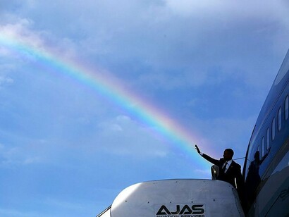 Pete Souza. Barack Obama saludando desde la escalerilla del avión presidencial