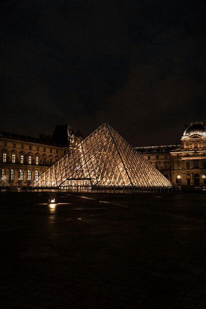 Louvre, Parigi. La bellezza dei luoghi autentici: Napoli vs Parigi secondo lo scrittore Maurizio De Giovanni