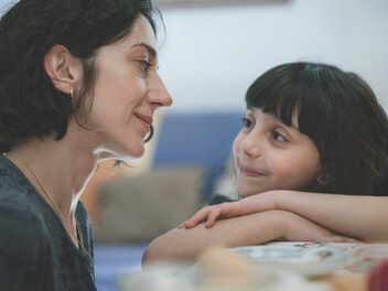 "Shayda" di Noora Niasari. Shayda, una coraggiosa madre iraniana, trova rifugio in un centro di accoglienza per donne australiane, insieme alla figlia di sei anni. Durante il Capodanno persiano sono confortate dai riti del Nowruz e dalla speranza di un nuovo inizio