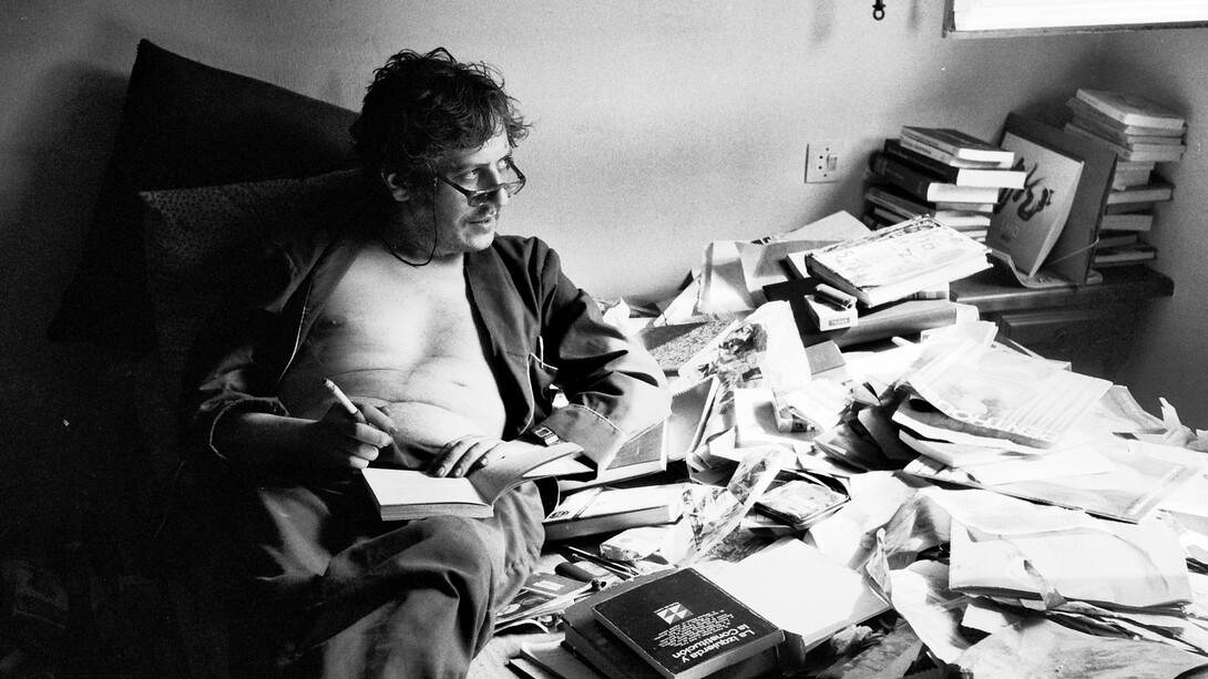 Osvaldo Lamborghini in his apartment in Carrer Berna, Barcelona (1983). Photo: © Hanna Muck