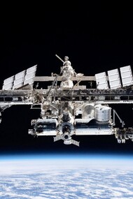 La ISS dalla Crew Dragon Endeavor di SpaceX durante un volo intorno al laboratorio orbitante, 2021