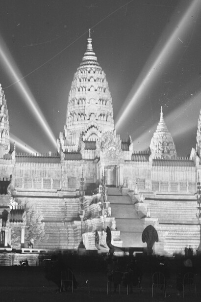 Vista nocturna de la Exposición Colonial Internacional de París, Francia, 1931