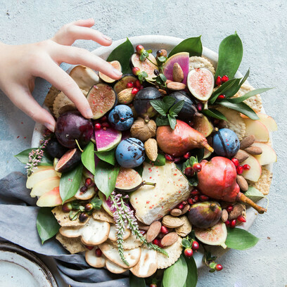 Frisches Obst und Gemüse sowie Vollkornbrot und -nudeln liefern Ballaststoffe, die zur Bildung eines gesunden Darmmikrobioms 