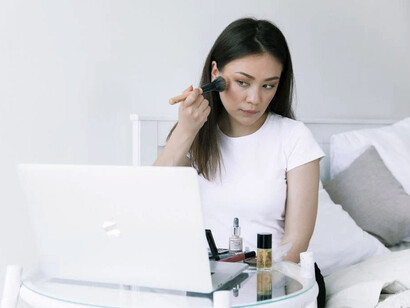 Mujer con su equipo digital