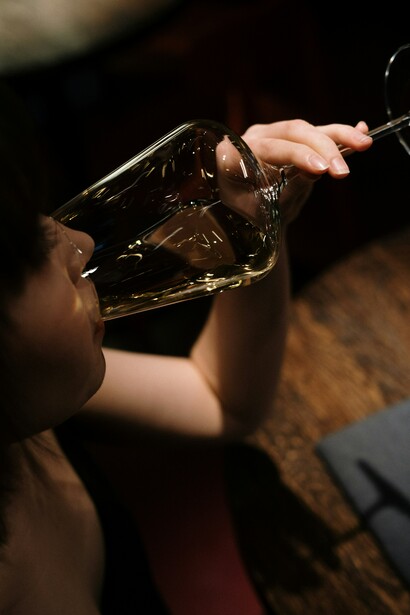 Gustando un calice di vino. Al palato si distingue per la sua vivace acidità, che conferisce al vino una piacevole freschezza e un carattere frizzante
