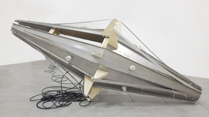 Nicolò Masiero Sgrinzatto, Argàgno, 2020, acciaio, legno, ceramica,  lampadine, aspiratori, cablaggi vari,  90(a) x 93 x 211 cm 
