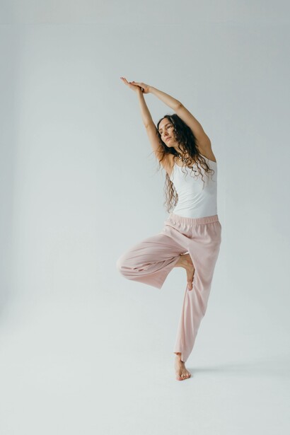 Mulher pratica yoga como exercício físico