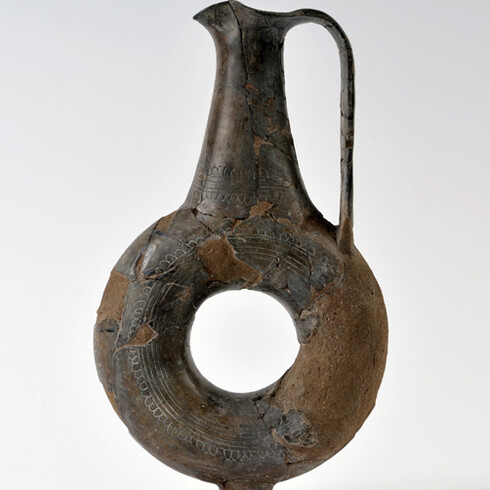 AC 12668a. Necropoli dell’Esquilino, tomba 128, askos ad anello, impasto bruno, 630/620 – 580 a.C. (fase laziale IVB)