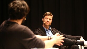 Alonso è stato un leader in campo, famoso per la sua compostezza, il suo gioco pulito e il suo carisma, dimostrando come un giocatore possa comandare senza alzare mai troppo la voce. Foto Real Sociedad