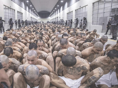 Pandilleros presos en el Centro de Confinamiento del Terrorismo tras el régimen de excepción decretado por el Gobierno de El Salvador