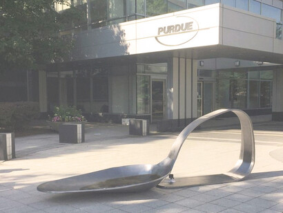 La escultura fue colocada por Fernando Luis Alvarez, dueño de una galería de arte en Stamford, a quien se le impusieron cargos como obstruir la vía pública