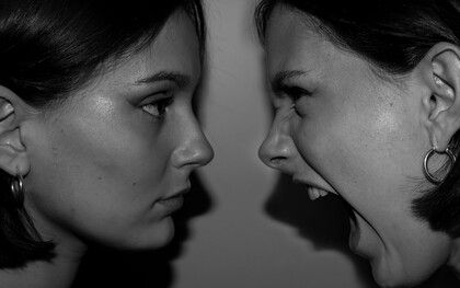 Duas mulheres frente a frente em um momento de forte tensão emocional, ou uma montagem da mesma pessoa frente a frente expressando os contrapontos articulados no texto. O artigo reflete sobre como a necessidade de ter razão costuma transformar conversas em disputas. Em contraste de expressões, uma mulher escuta enquanto a outra parece gritar durante uma discussão. Nem toda divergência precisa se transformar em batalha. Propõe-se que a verdadeira habilidade está em preservar a paz, e não em vencer debates