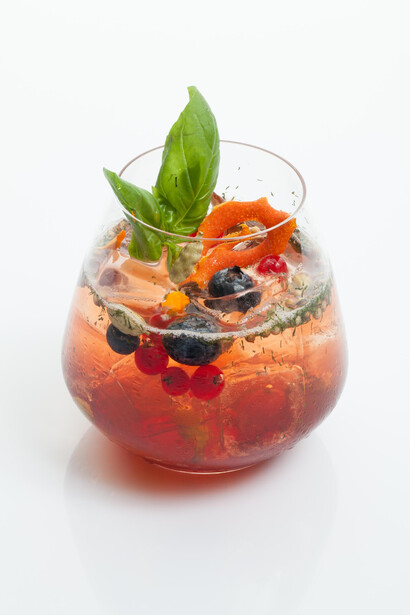 Red vermouth, tonic, bacche di coriandolo, aneto, cardamomo, scorza d'arancia, basilico, mirtilli, ribes rosso. Ph Stefano Mileto