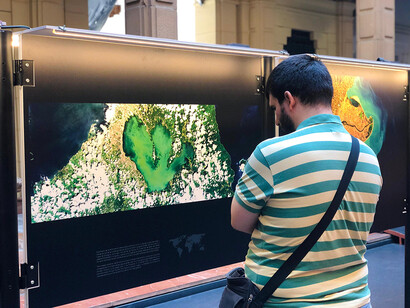 Las costas desde el Espacio, vista de exhibición. Cortesía de Casa de la Ciencia