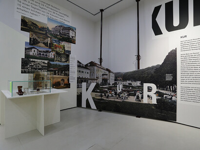 The bourgeoise on stage, exhibition view. Courtesy of History Museum