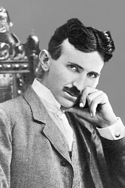 Tesla foi pioneiro em pesquisas sobre transmissão de energia sem fio e fez avanços significativos em campos como a radioatividade e a ressonância magnética