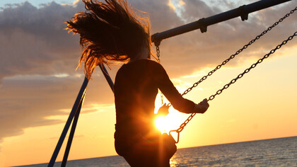 L'optimisme. Un enfant qui n’attend pas ses cadeaux, qui n’est pas attentiste, se dit qu’avec du bois et des clous, plus l’aide de quelques congénères, il peut construire une cabane dans un arbre