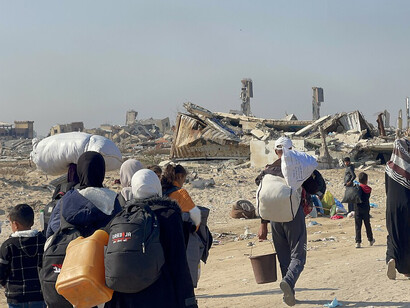 Palestinos forzados a dejar sus hogares en Gaza. El reconocimiento de un Estado palestino y la unidad política interna son pasos esenciales hacia una salida duradera al conflicto