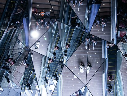 O lugar da confluência de reflexos, complexo de espelhos que refletem outros espelhos
