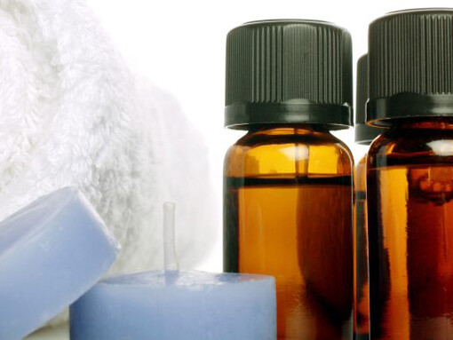 Qualche goccia di vetiver mescolata a un olio o a una crema base favorisce la rigenerazione della pelle