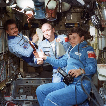 Svetlana Savitskaya (a destra), Anatoly Berezovoy (a sinistra) e Valentin Lebedev hanno costituito il primo equipaggio spaziale misto di genere al mondo