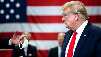 El presidente de EE. UU., Donald Trump, observa con desconcierto que le ofrezcan una mascarilla