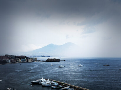 Golfo di Napoli, Italia, una delle ambientazioni del film 'Parthenope' di Paolo Sorrentino
