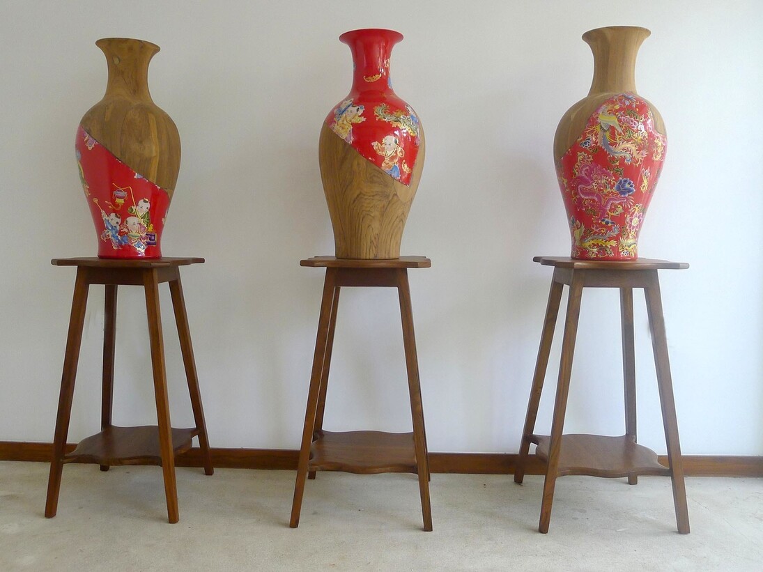 Sudarshan Shetty, Untitled, 2015, Céramique, Tek recyclé et table, 137 x 40 x 40 cm / 54 x 16 x 16 in. chaque, Courtesy of the artist, Galerie Daniel Templon Brussels and Paris