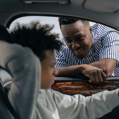 Pai e filho compartilham paixão sobre carros. Cada aprendizado é um passo em direção à realização de sonhos compartilhados


