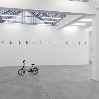 Gabriel Sierra, Pensieri belli, vista della mostra. Cortesia di Galleria Franco Noero