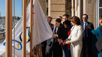 Membros do Comitê Olímpico hasteiam bandeira oficial das Olimpíadas na cidade de Marselha, França. Foto de Ian Hanning