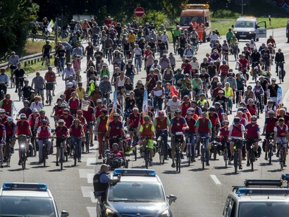 Climate change protests hit Frankfurt auto show opening