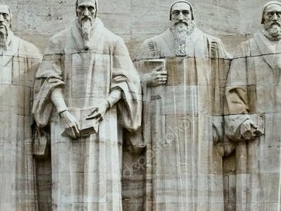 Da esquerda para a direita: Guilherme Farel, João Calvino, Teodoro de Beza e João Knox, retratados no Muro dos Reformadores, em Genebra, na Suíça. Após a morte de Cromwell, a monarquia foi reestabelecida e a hierarquia anglicana reconstruída com os inimigos agora sendo chamados de não-conformistas e sendo novamente malvistos mas, quando os reis ingleses tentaram se reaproximar da igreja católica (algo que todos os protestantes eram unanimemente contra) foram novamente depostos