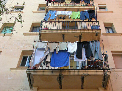 Tenemos un mensaje para la gente  guapa y es que los feos somos muchos más;   
así que cuidado, mucho cuidado  procuren no hacernos enfadar. Barcelona, España