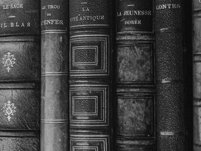 Em Cabo Verde temos autores que seguem uma filosofia da “arte pela arte”, e autores que claramente perfilham a “arte pela vida”, temos escrita de grande beleza estética, e escrita de grande beleza temática. 
E é assim que os escritores cabo-verdianos, certos de que a palavra é dos mais poderosos instrumentos para a construção da liberdade, vêm dando a sua contribuição na definição da pátria cabo-verdiana, ajudando no processo de libertação do povo e ampliando as fronteiras do nosso pequeno país