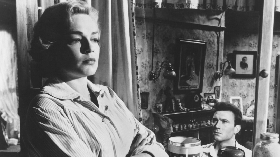 Simone Signoret y Laurence Harvey, protagonistas de la pelicula 'Room at the top' (1959)