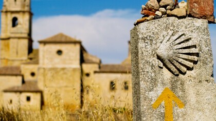 Una señal indicativa en el Camino de Santiago