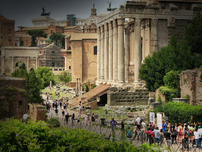 Turismo di massa, Roma, Italia. I problemi urbanistici se non risolti, cercando di moderare tutti gli interessi in gioco, possono diventare la bomba ad orologeria che farà saltare tutti i complessi meccanismi su cui la società moderna si è basata, facendola precipitare in una sorta di nuovo feudalesimo in cui gli assedi e i sacchi delle città non sono tra eserciti ma tra orde di incolti turisti